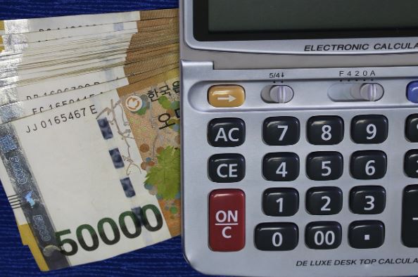 오만원권과-계산기-사진